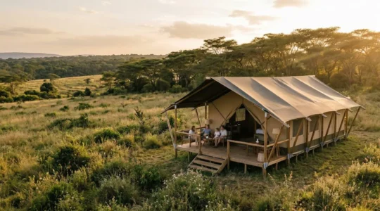 Famiglia felice in tenda safari lussuosa con veranda in legno immersa nella natura