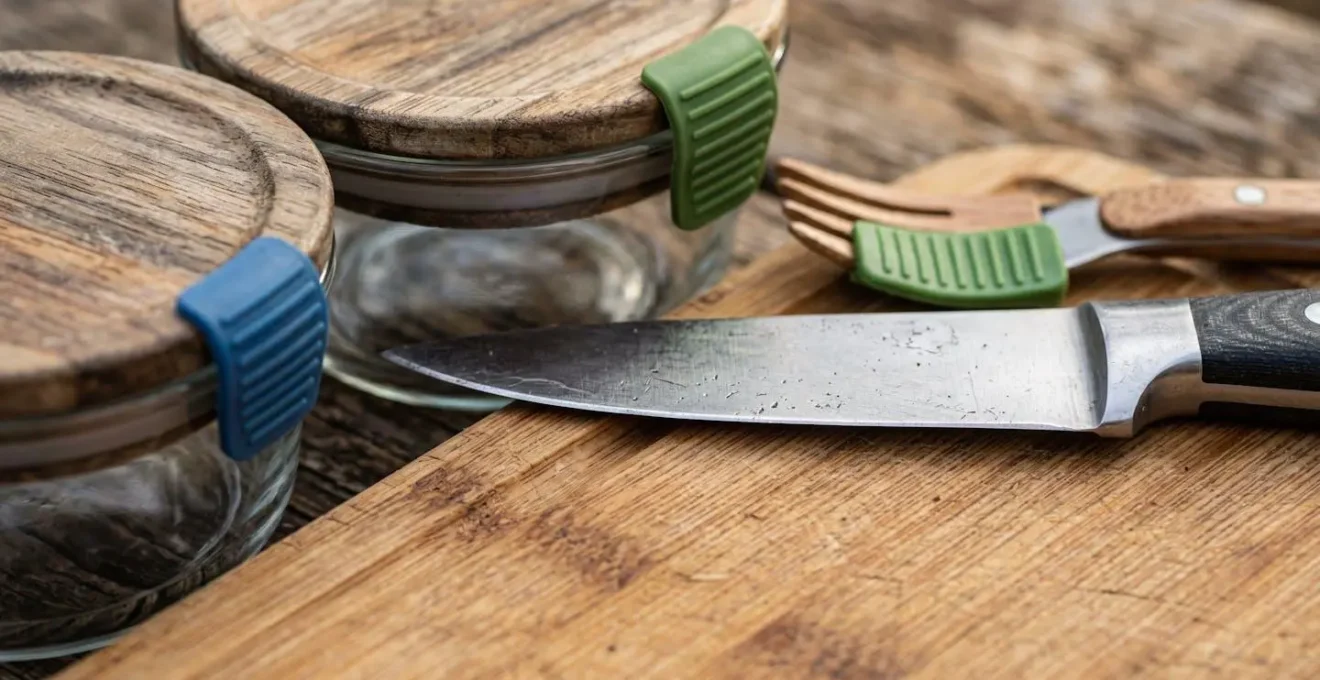 Set di utensili dedicati per celiaci disposti su tavolo da campeggio in legno